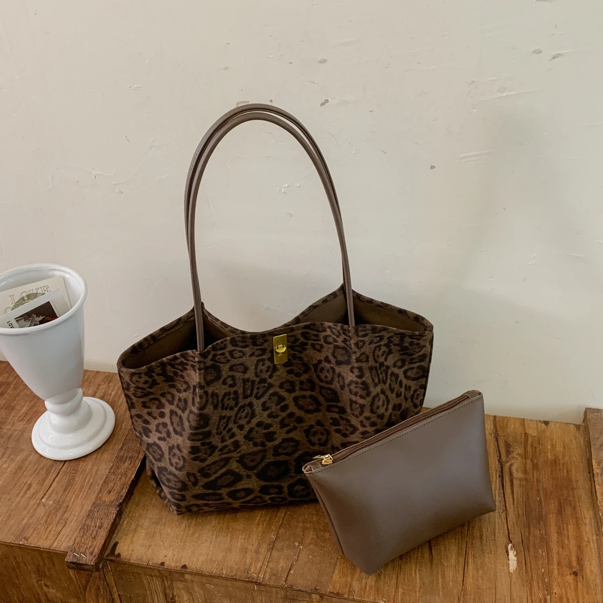 Women'S Bags Handbags - レトロなレオパード柄のスエード製トートバッグ。高級感のある大容量ショルダーバッグで、秋から冬にかけての仕事や旅行に最適なハンドバッグです。